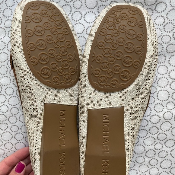 BRAND NEW MICHAEL KORS MOCCASINS 🤩 - Picture 3 of 4